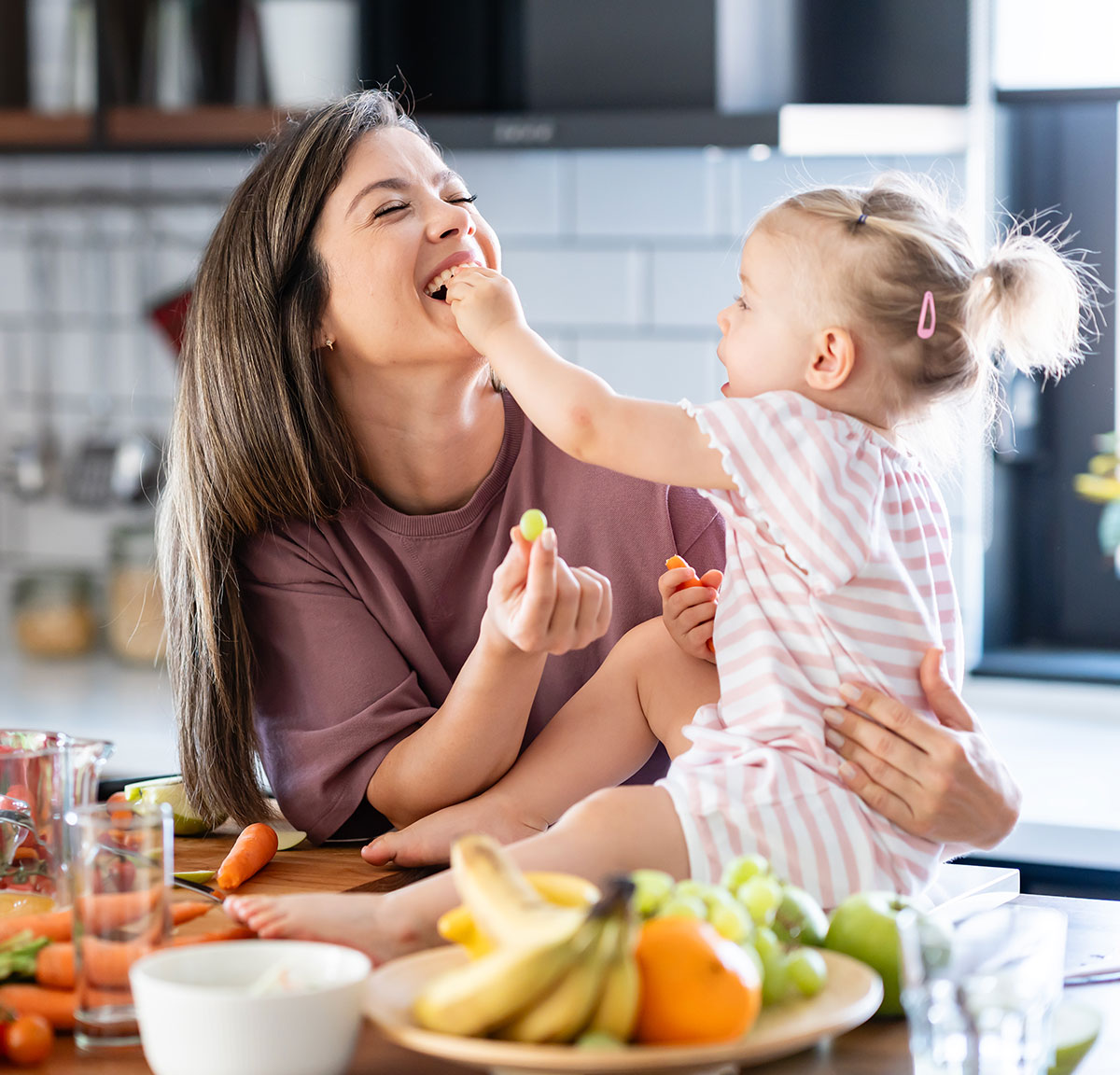 girl_mom_toddler_healthy_food_fruits_Vegetables